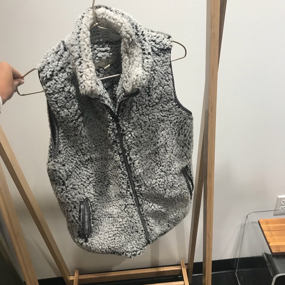 THREAD AND SUPPLY. SHERPA VEST. - Picture 2 of 4